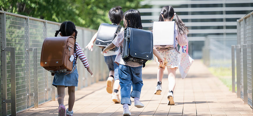 ランドセルを背負って登校する子どもたち